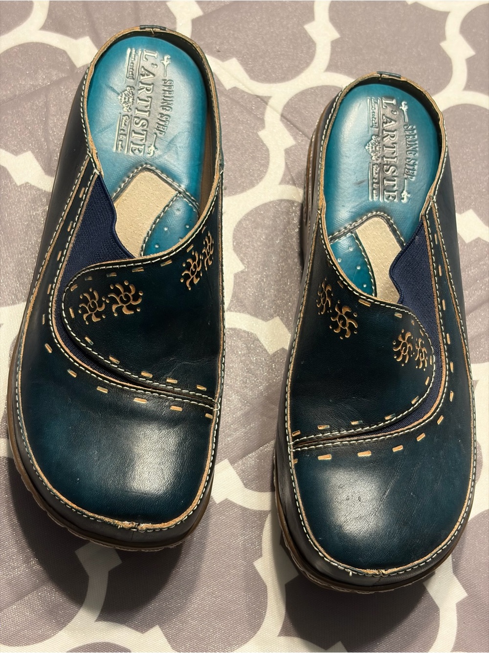 L’Artiste by spring step  Teal and Tan Leather Slip-On Clogs
